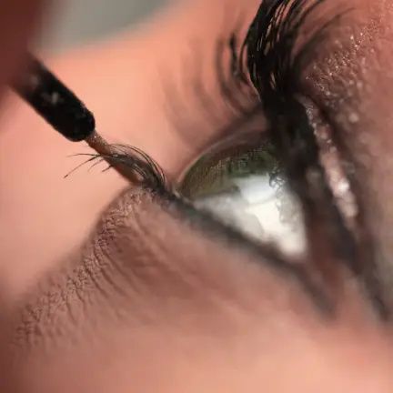 close-up-of-eyelashes-and-eyeliner